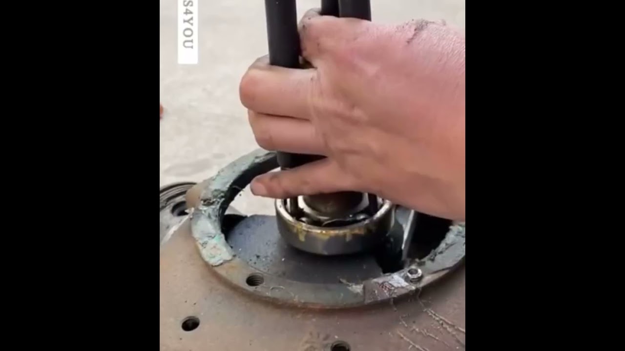 Removing Bearing#bearingpuller #bearing #tipsandtricks #technique #mechanics gl