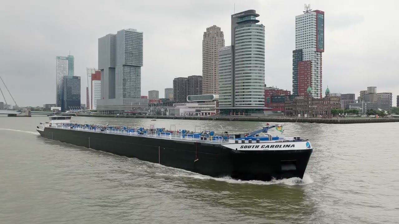 MTS South Carolina passeert de Erasmusbrug in Rotterdam.