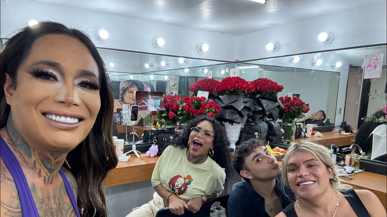Kary Torres Oficial está en vivo alistándonos para la obra emocionada