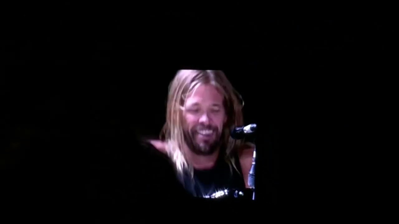 Dave Grohl confesses love for Taylor Hawkins at Foo Fighters concert 2015 💔