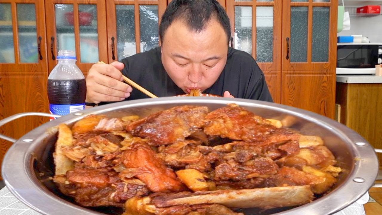 🔥【铁锅炖排骨】开盖瞬间香迷糊了！排骨炖到脱骨！汤汁浓到拌饭！阿强这手艺真的绝了！馋哭了别怪我！
