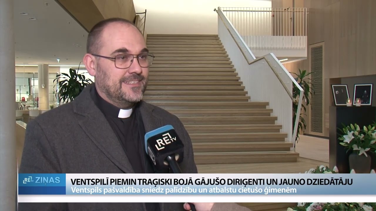 ReTV: Ventspilī piemin traģiski bojā gājušo diriģenti un jauno dziedātāju