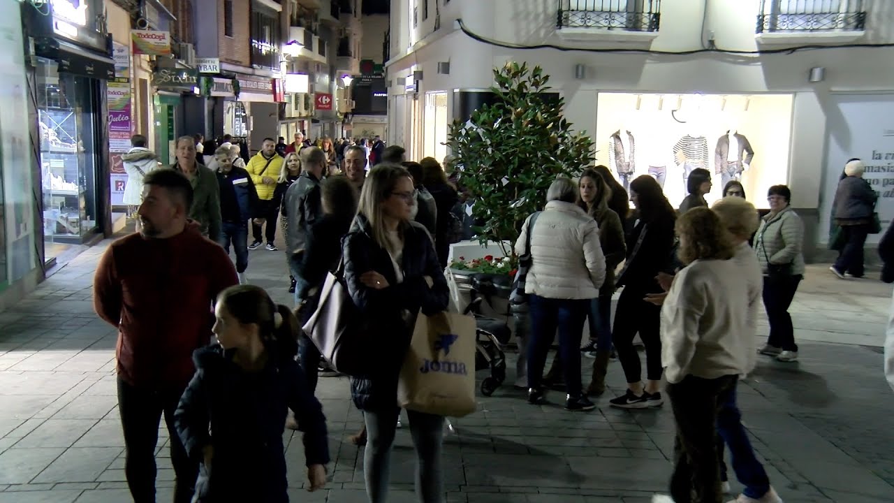 Las calles de Puertollano se llenan de vida en la “I Noche de Comercio Local”