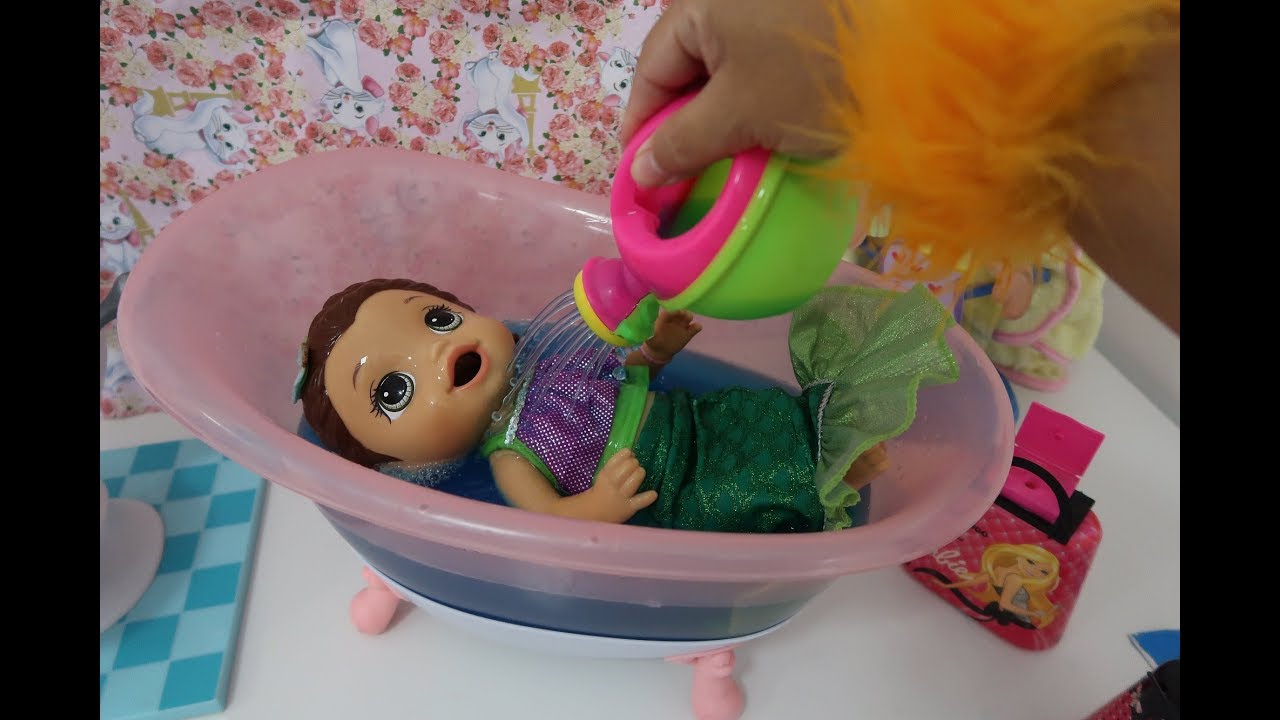 BAGUNÇA NO BANHO COM ÁGUA COLORIDA BABY ALIVE AMANDINHA NOVELINHA