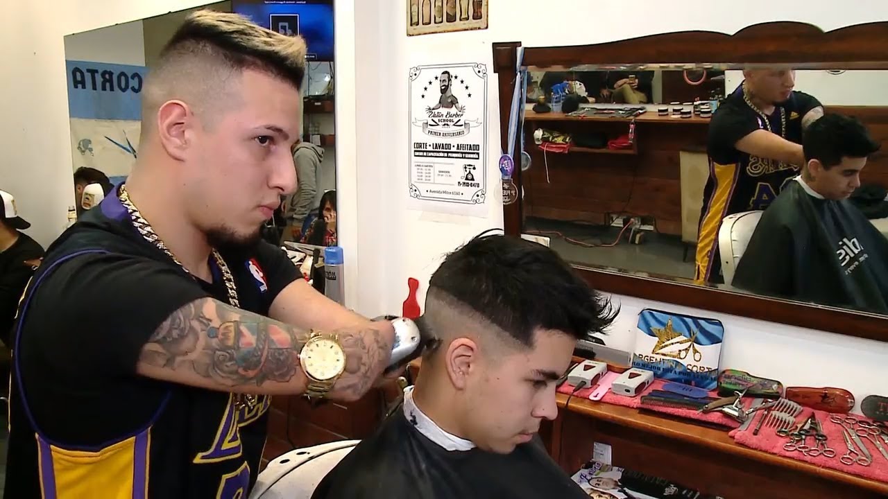 El barbero sin manos que causa furor en Argentina