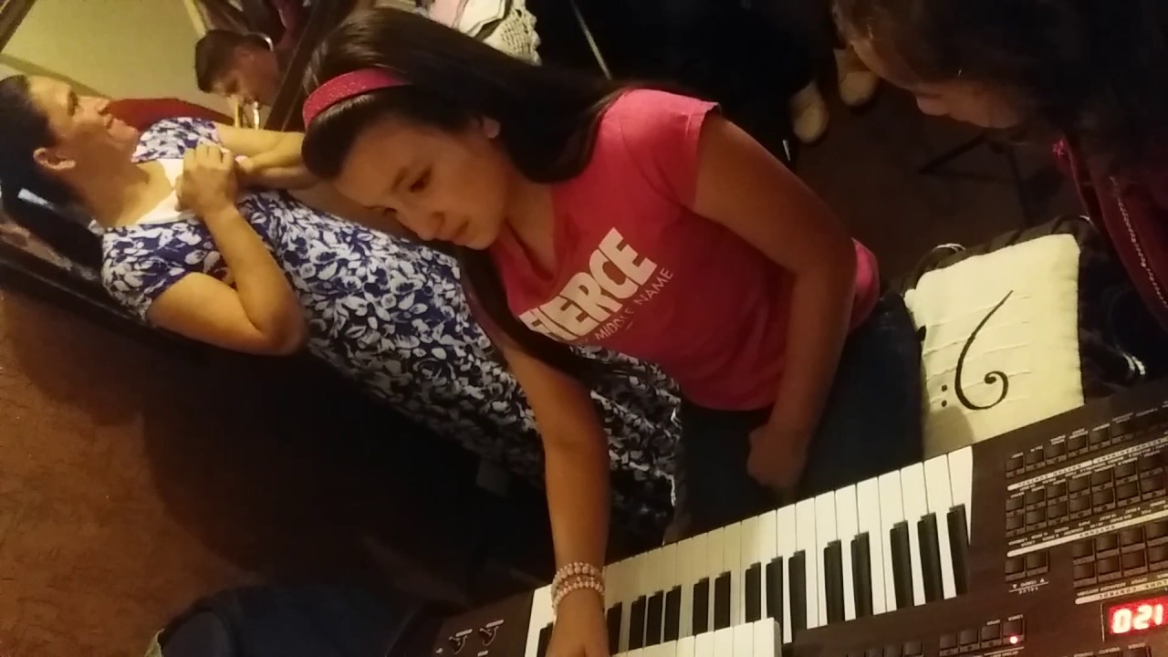 Presente de aniversário da Duda (Maria Eduarda)....um órgão!!! Foi surpresa ela não sabia.