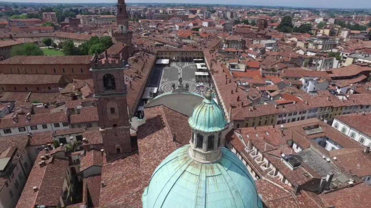 Vigevano, il drone vola sul Duomo e filma la citt&agrave;