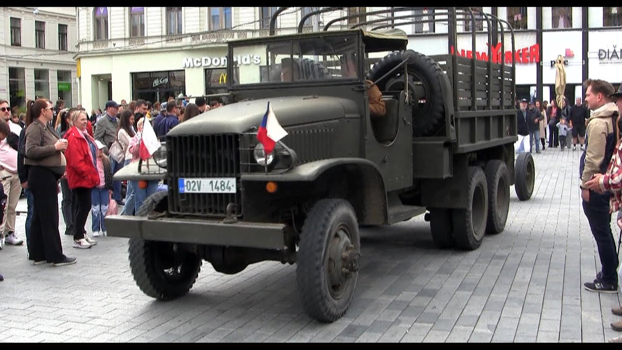 Oslavy osvobození Brna 2025 - sovětský tank T-37 A, německý stíhač tanků Jagdpanzer IV ... ad.