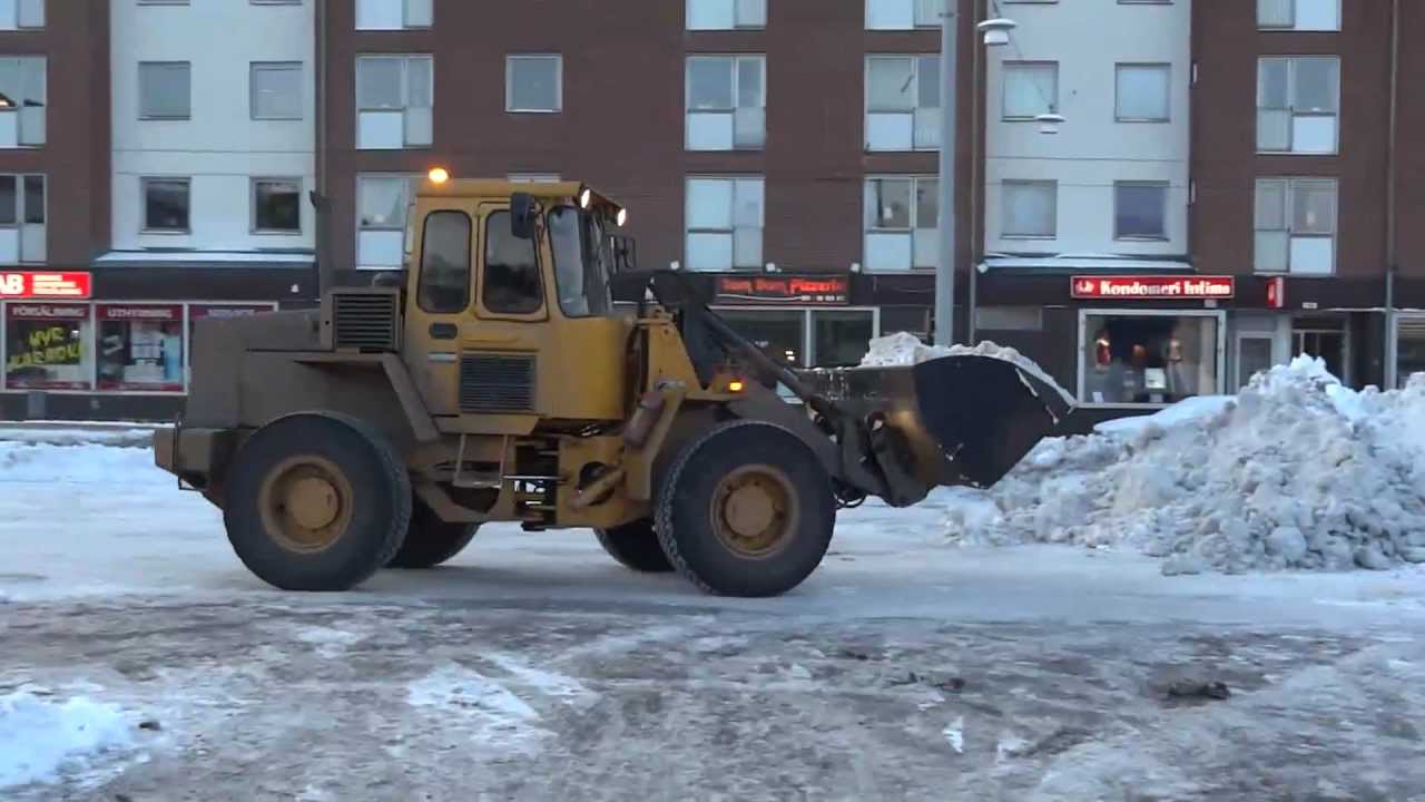 Snölastning Volvo BM L50 lastar Scania T144 460
