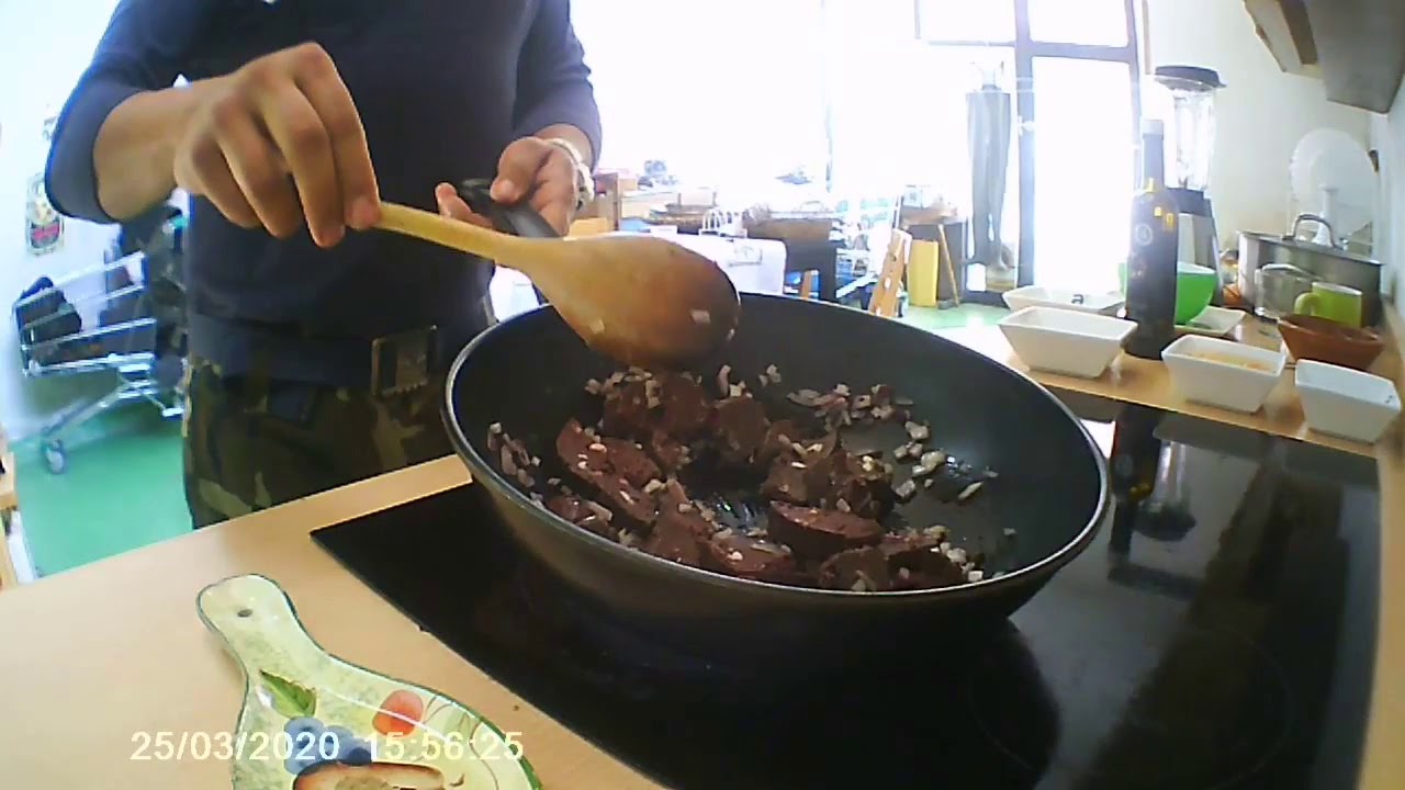 REVUELTO DE MORCILLA CON PIÑONES