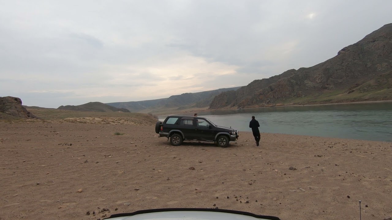 Песчаный подъем на реке Или. Nissan Terrano, Mitsubishi Pajero.