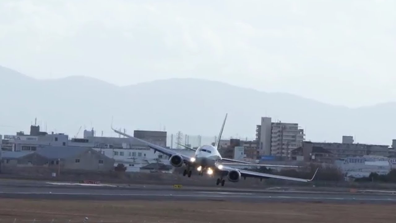 伊丹 神業 / スゴ腕パイロット 恐怖！左右に振られ着陸  (1.8 ANA・ JAL 737-800)