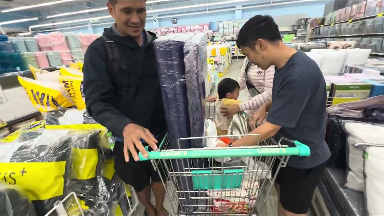 ส่งพี่วันขายของวันนี้พี่เมฆมาหาเลยพาออโต้ไปเที่ยวห้างเมืองไทย|ToiyYoiy