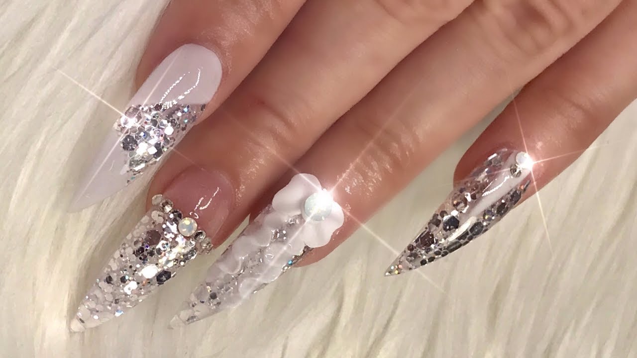 Uñas Acrílicas Para Recibir el Año Nuevo en Tono Blanco Y Plateado + 3D y Técnica Navaja