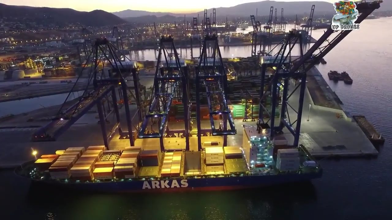 &Omicron;&iota; &epsilon;&gamma;&kappa;&alpha;&tau;&alpha;&sigma;&tau;ά&sigma;&epsilon;&iota;&sigmaf; &tau;&eta;&sigmaf; COSCO &alpha;&pi;ό &psi;&eta;&lambda;ά.|Greece Piraeus Drapetsona COSCO from above.Drone video