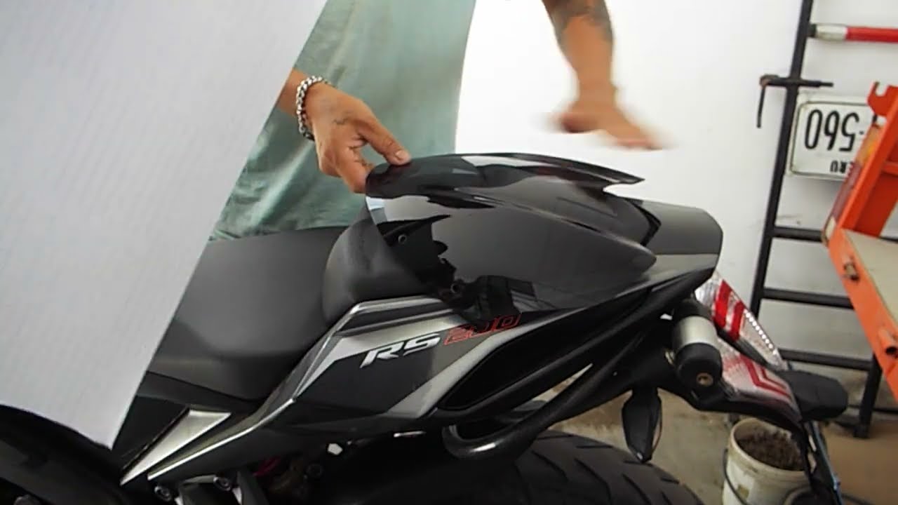instalado de vinil en cupula de moto