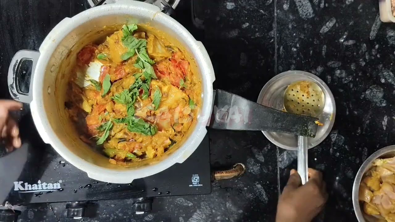 #ChickenCurry #ChickenGravy #IndianChicken #NonVegRecipes #HomeCooking #VillageStyle #DesiFood 