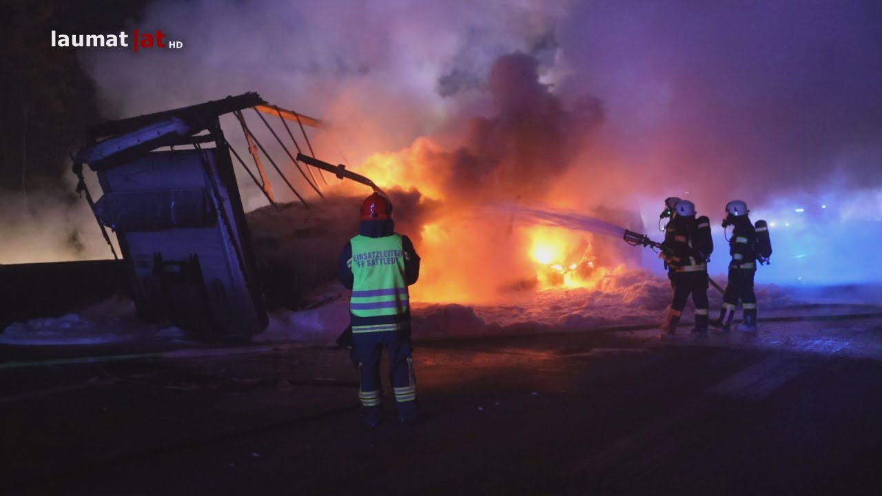 Sattelauflieger auf Westautobahn bei Sattledt in Vollbrand