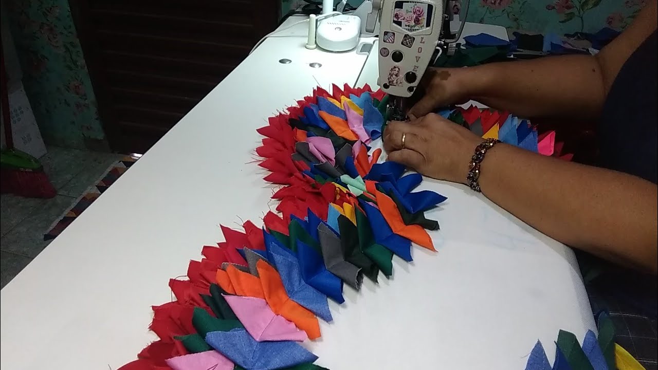 TAPETE FEITO COM SOBRA DE RETALHOS DE TODOS OS TIPOS.