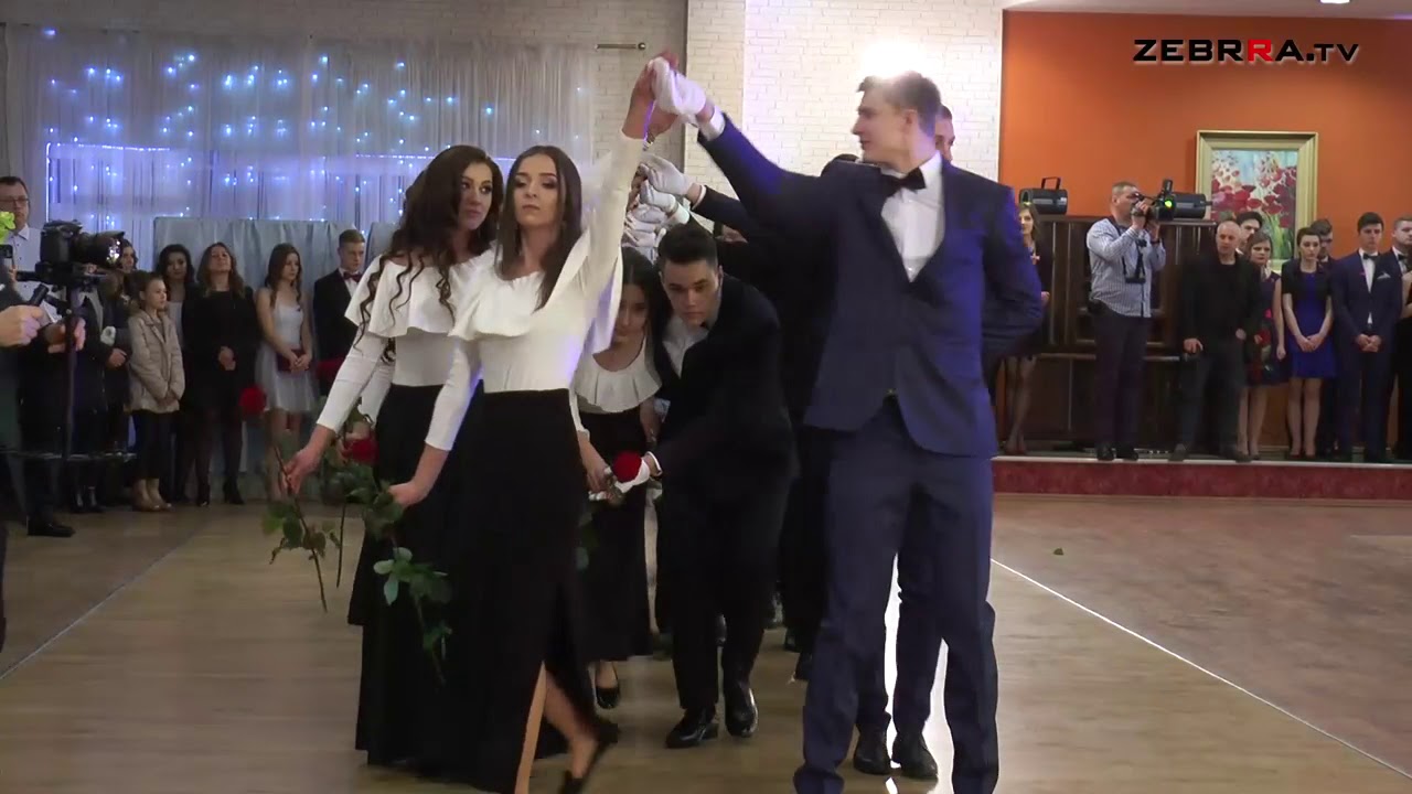 Wyjątkowy polonez w wykonaniu maturzystów 