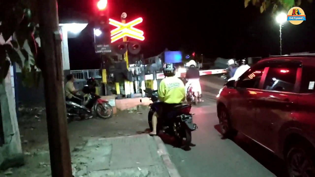 NIGHT STROBO Lampu Unik Perlintasan Kereta Api Stasiun Cirebon Prujakan Edisi Malam Hari