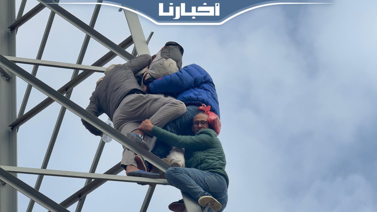 لحظة إنسانية مؤثرة: مواطنون يُقنعون شخصًا بالنزول من عمود كهربائي بالدار البيضاء