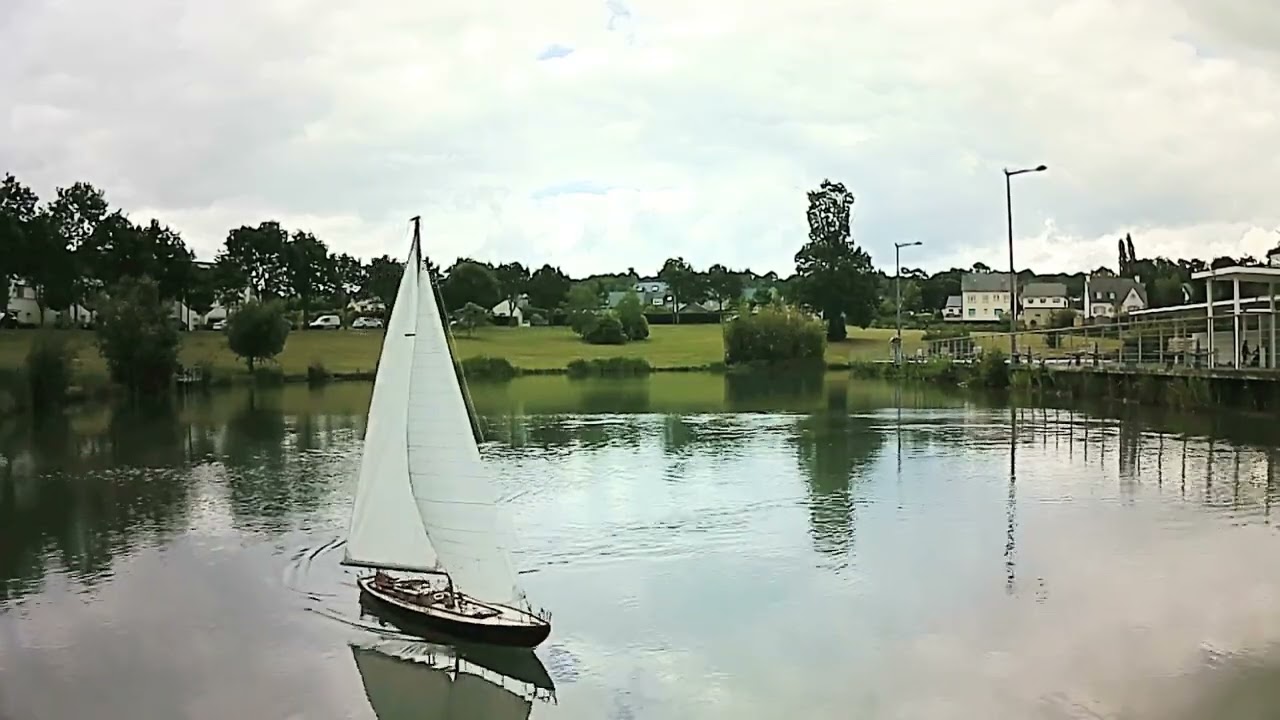 Voilier classique, navigation sur la base nautique de Plédran (22)