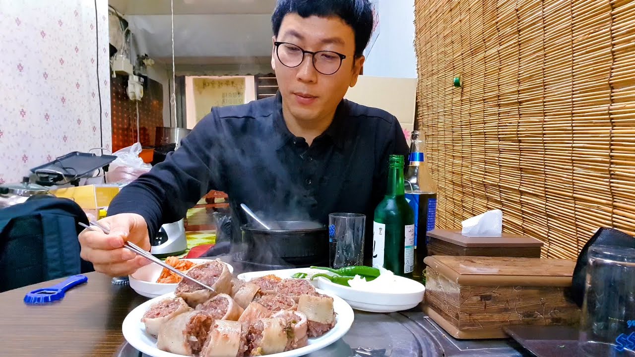 한 살 더 먹어도 막창순대에 낮술은 못 참겠네요