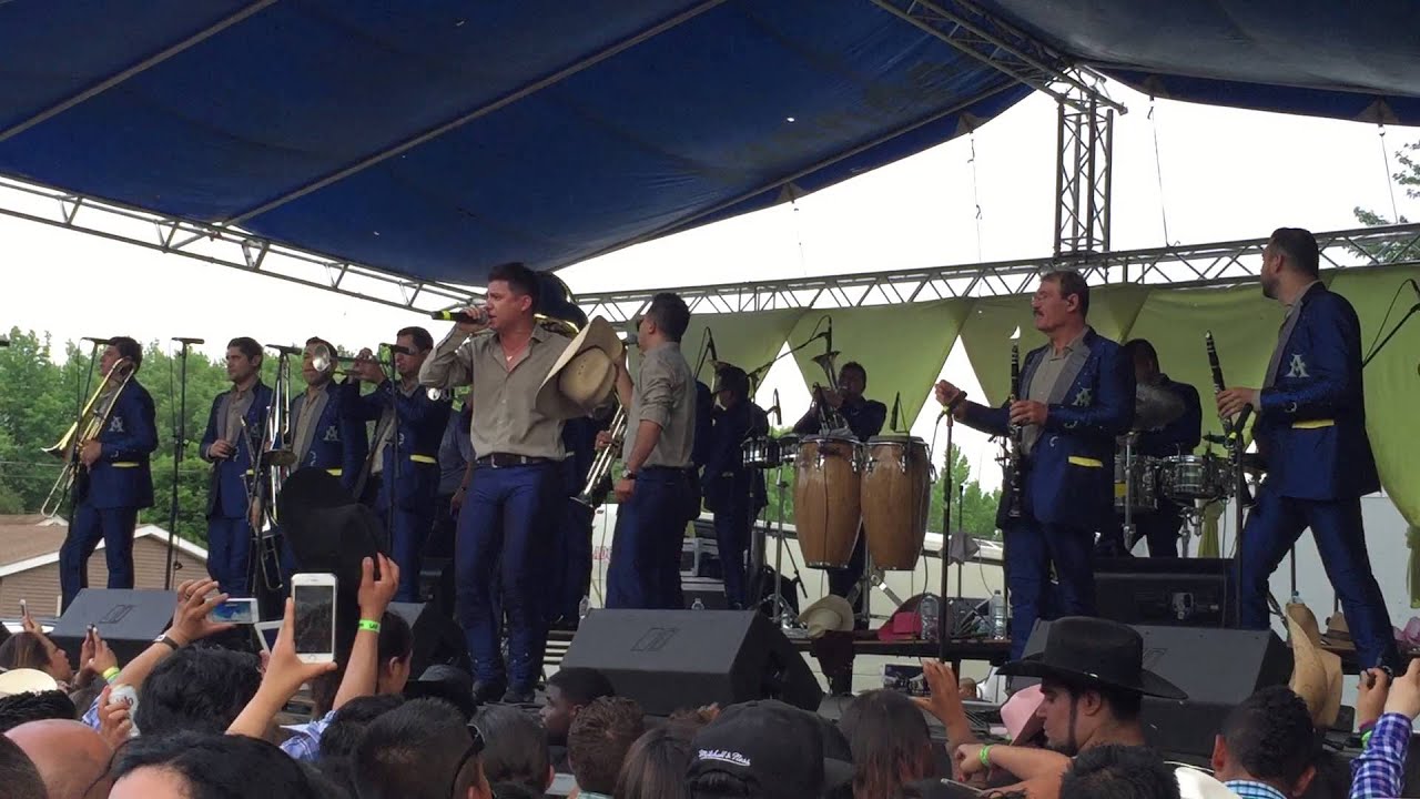 La arrolladora banda el limón — ojos en blanco