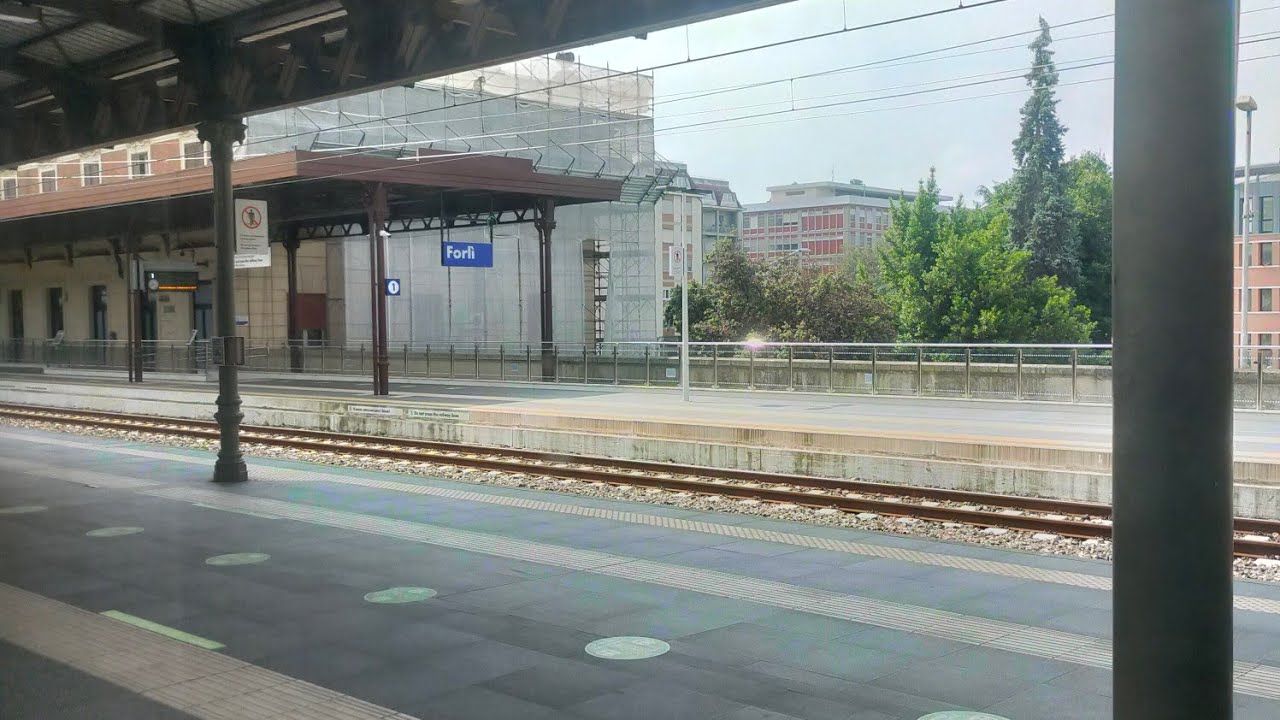 LIVE - Intercity (IC 605) Milano C.LE - Taranto: arrivo alla stazione di Forlì