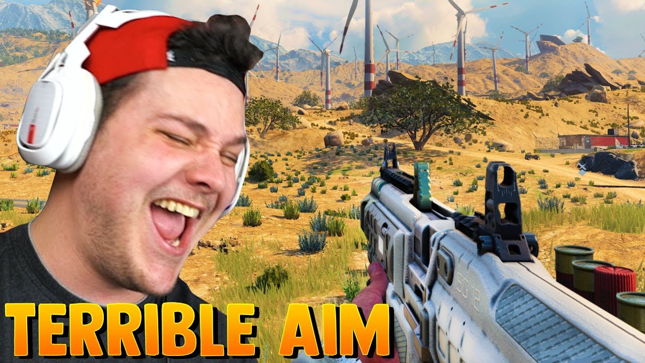 ТОЛСТЫЙ НУБ ПРОБУЕТ CALL OF DUTY BLACKOUT (уморительно плохо целится)