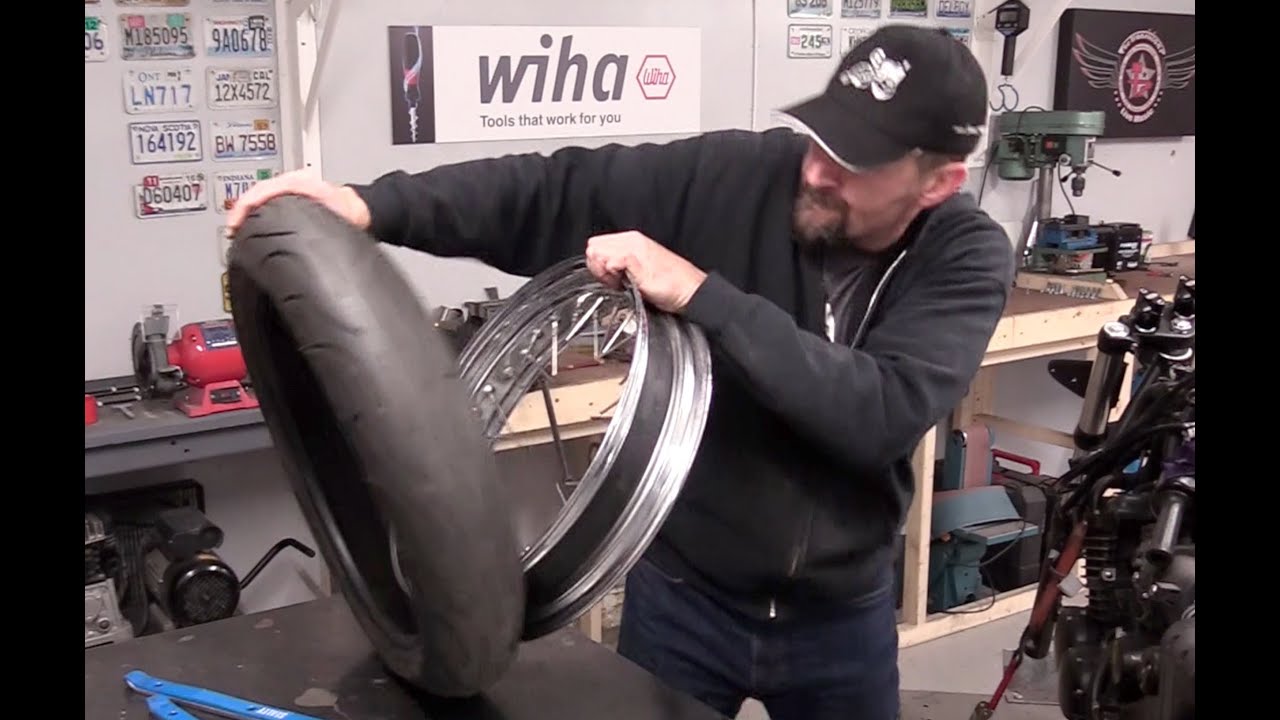Triumph Thunderbird / TT Legend, Wrestling Tyres !