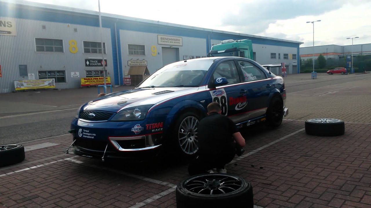 Team Dennis Racing practicing a pit stop tyre change with the DR1 Mondeo ST220