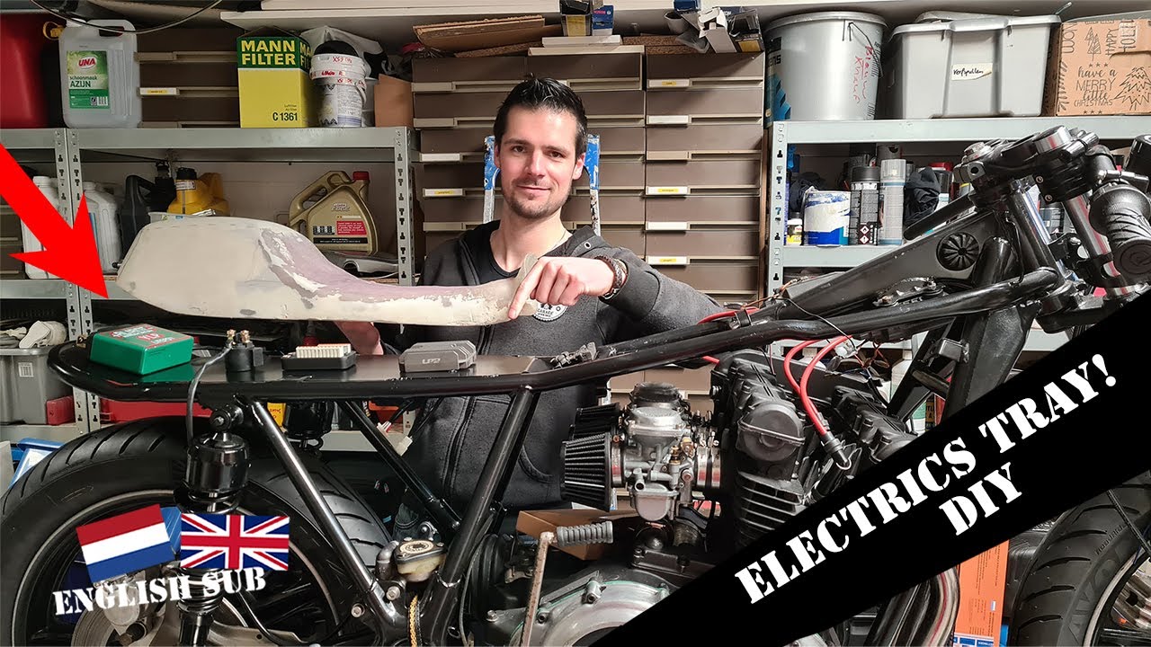Cafe Racer elektronica tray, netjes weggewerkt onder het zadel DIY - Yamaha XS750 [4K UHD]