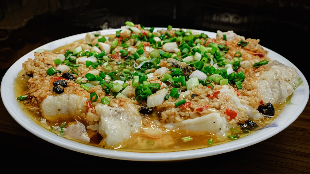 廣東話影片｜剁椒蒜茸蒸龍躉腩｜中秋節快到了，又是時候想著節日菜怎樣做了｜龍躉腩勝在煙韌的魚皮和豐盛的油脂及軟糯的魚肉口感，本影片分享如何除去腥味和保住魚油香氣的方法，跟著做就能有酒家級的味道了。
