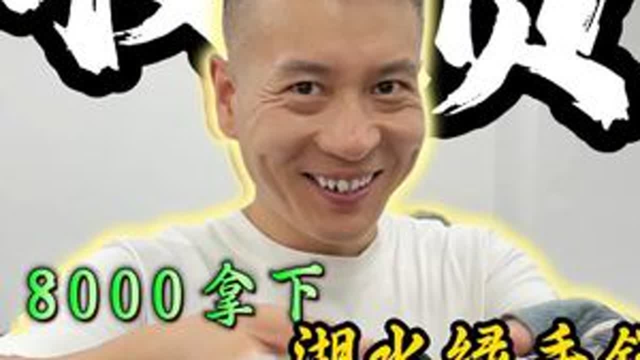 帮粉丝完成心愿啦！一名985的大学生，预算一万块钱，给妈妈买一条湖水绿手镯！如果你们有想要找的手镯，告诉九九！九九来给你们安排！#翡翠 #翡翠手镯 #天然翡翠 #珠宝首饰