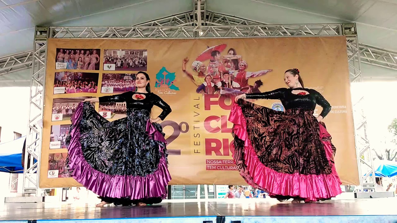 Dança cigana artística com rosa