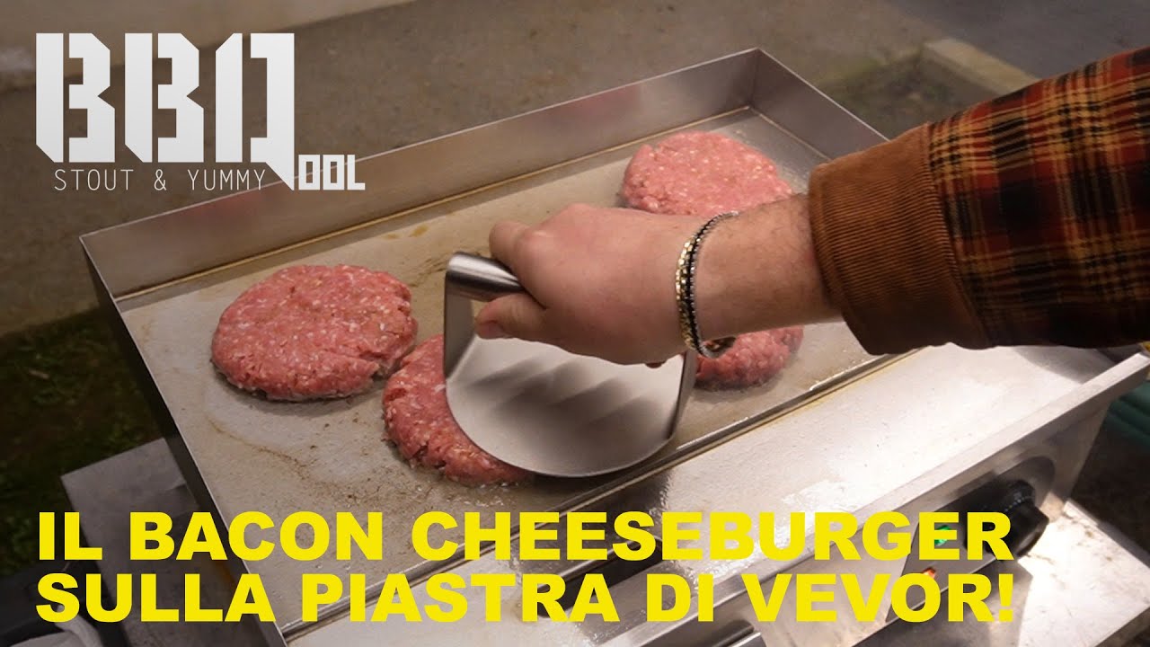 Il bacon cheeseburger sulla piastra di Vevor