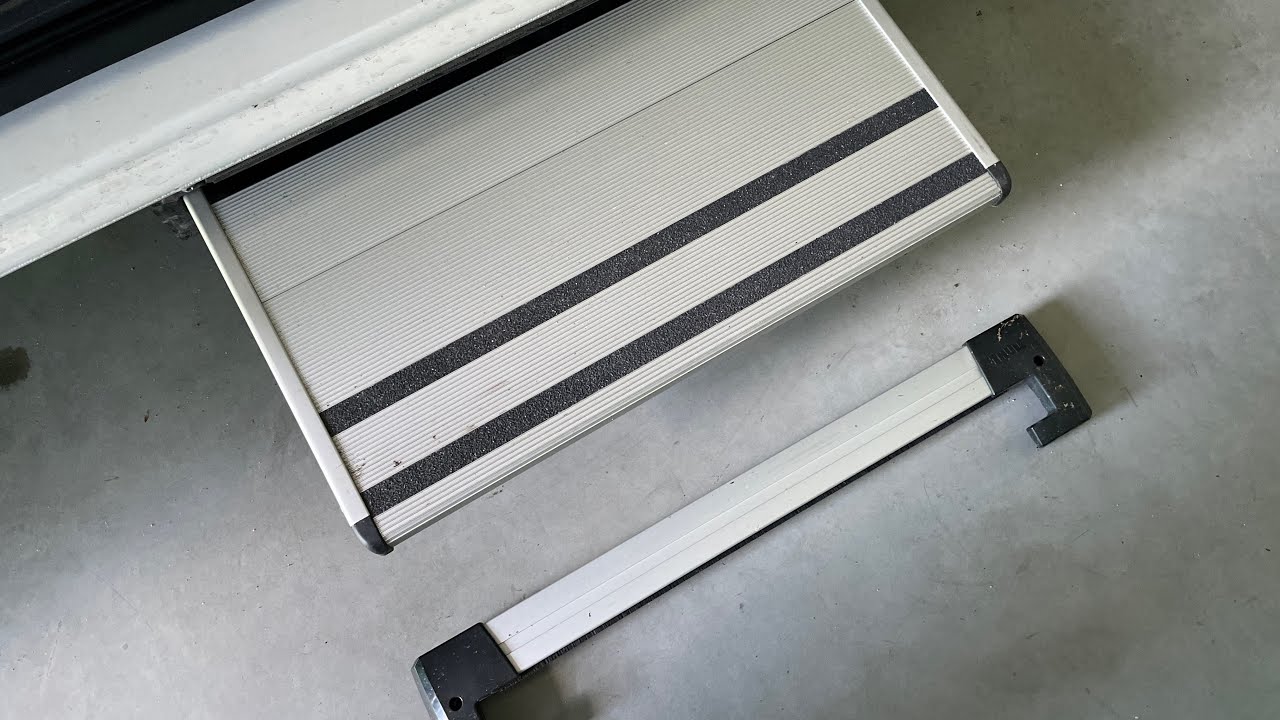 Service / Reinigung der Thule Trittstufe beim VW Grand California