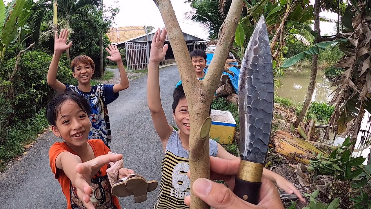 Đi tim nhánh cây làm ná và hướng dẫn mấy em ở xóm chơi cùng