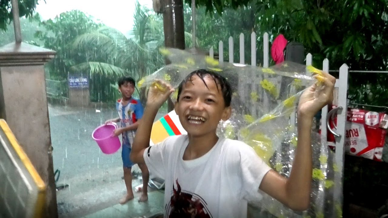 Team Tony Ăn Tiệc Trong Mưa B&atilde;o