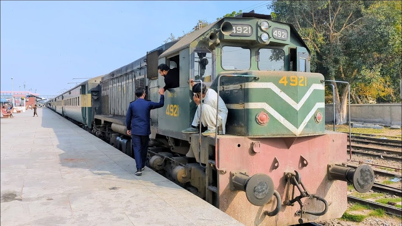🚂 127 UP Mehr Express Shutting Multan Station Pakistan Railway Train 🚂