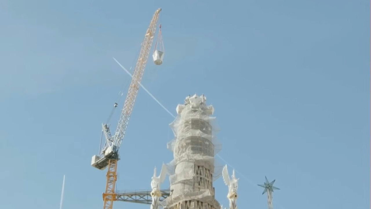 La Sagrada Familia de Barcelona alcanza su cima de 172,5 metros | AFP