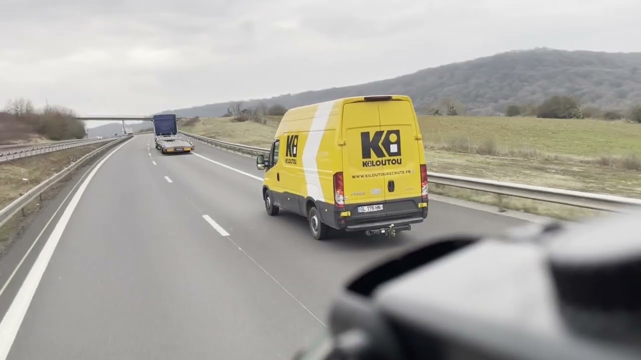 Croisement autoroute a4 avec l'autoroute a31 en camion semi-remorque