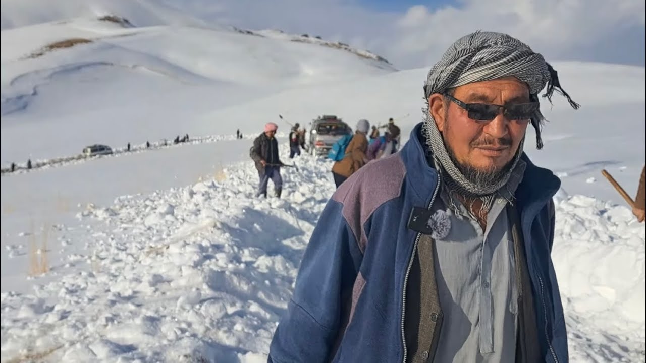 برف پاکی ۱۵ کیلومتر سرک دایمیرداد با بیل و پارو ؛در این حَشر عمومی تمام قومای با همت را ببینید