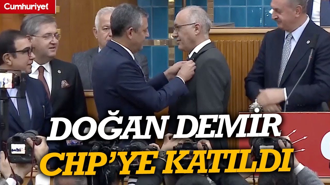 Gelecek Partisi'nden istifa eden milletvekili CHP'ye katıldı, rozetini &Ouml;zg&uuml;r &Ouml;zel taktı