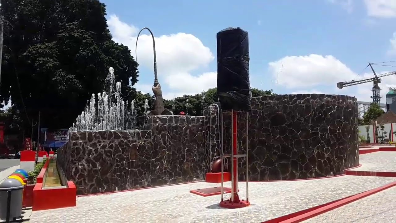 Keren!, pertunjukan Air mancur taman pecut blitar siang hari