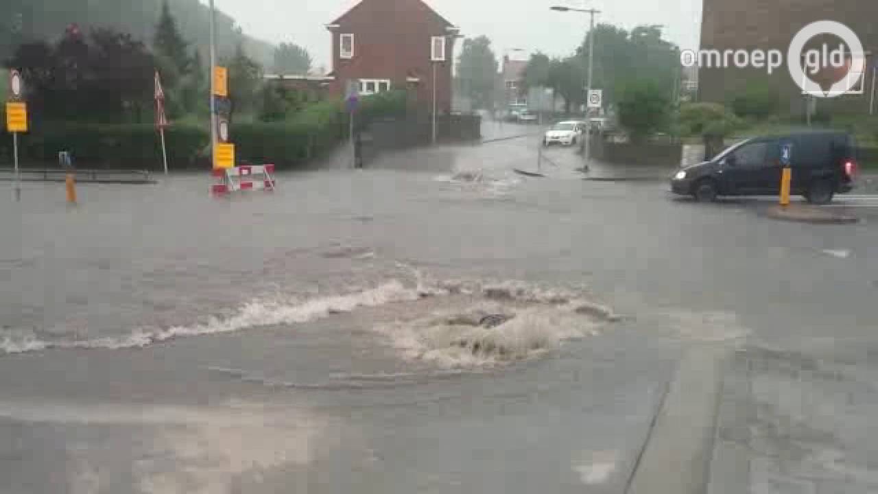 Wateroverlast in Arnhem, op de Wichard van Pontlaan. - Omroep Gelderland
