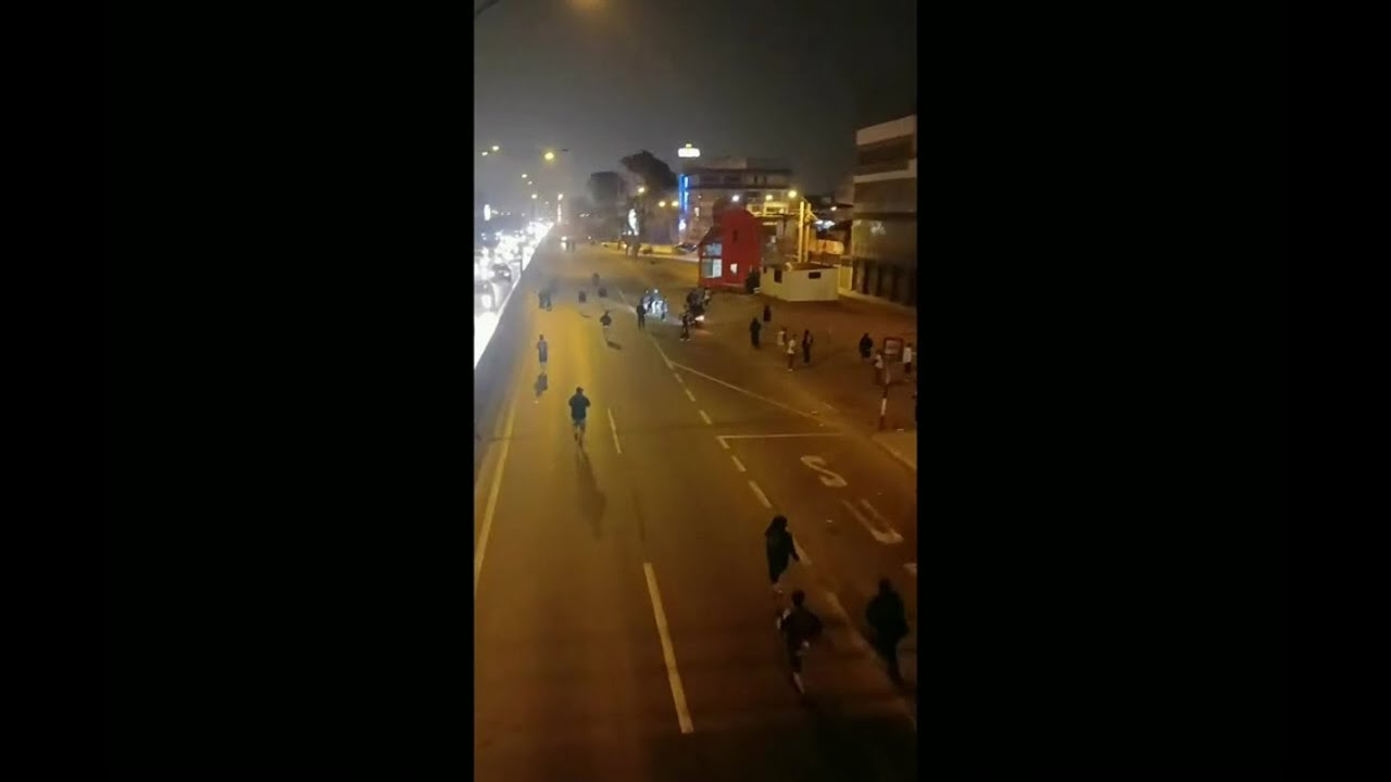 Puente Piedra: Barristas se enfrentan en plena avenida