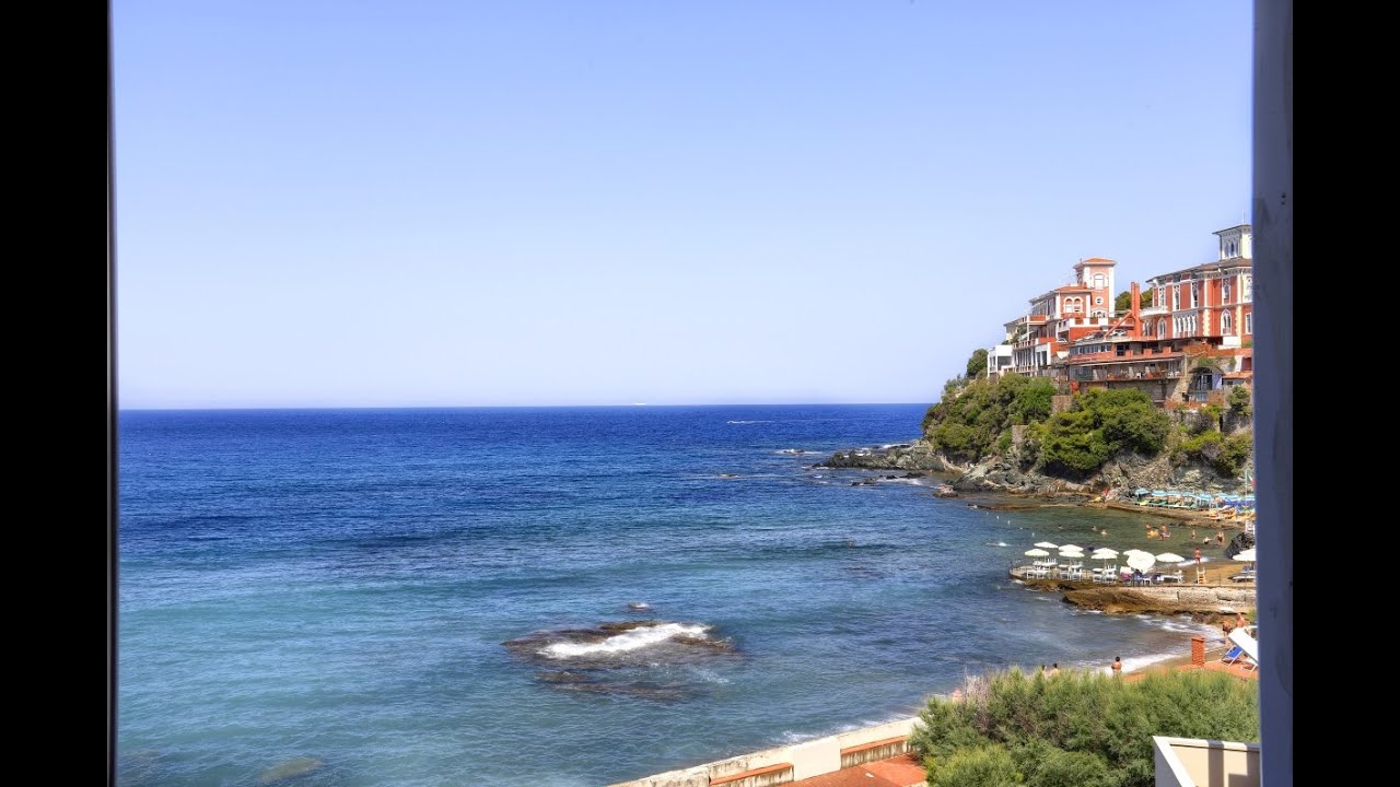 Prestigiosa ed Unica Proprietà fronte mare a Castiglioncello Toscana Italia
